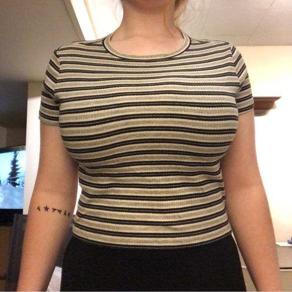 Striped Short Sleeve Crop Top - Picture 2 of 2